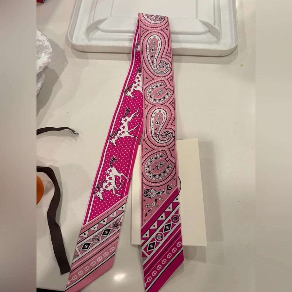 NWT Hermes Fuchsia/Vieux Rose/Blanc Cheval De Coeur Bandana Twilly - Picture 2 of 7